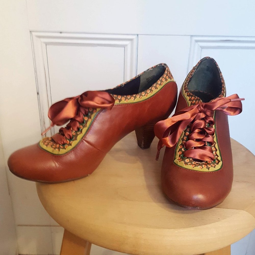 Vintage-style Oxford Heeled Booties